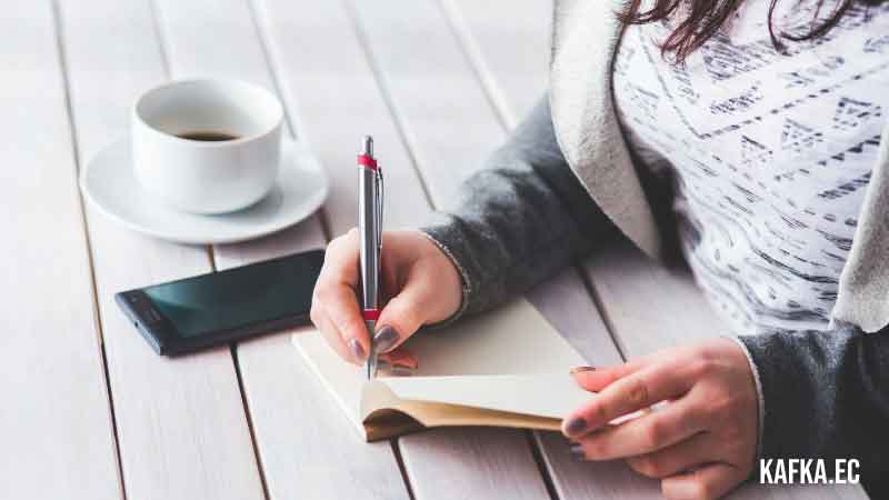 chica escribiendo en un cuaderno un cuento