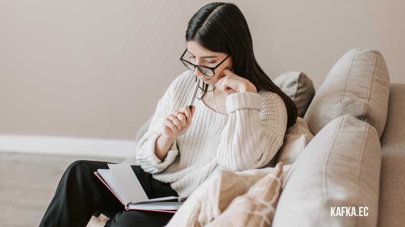 chica leyendo y tomando apuntes